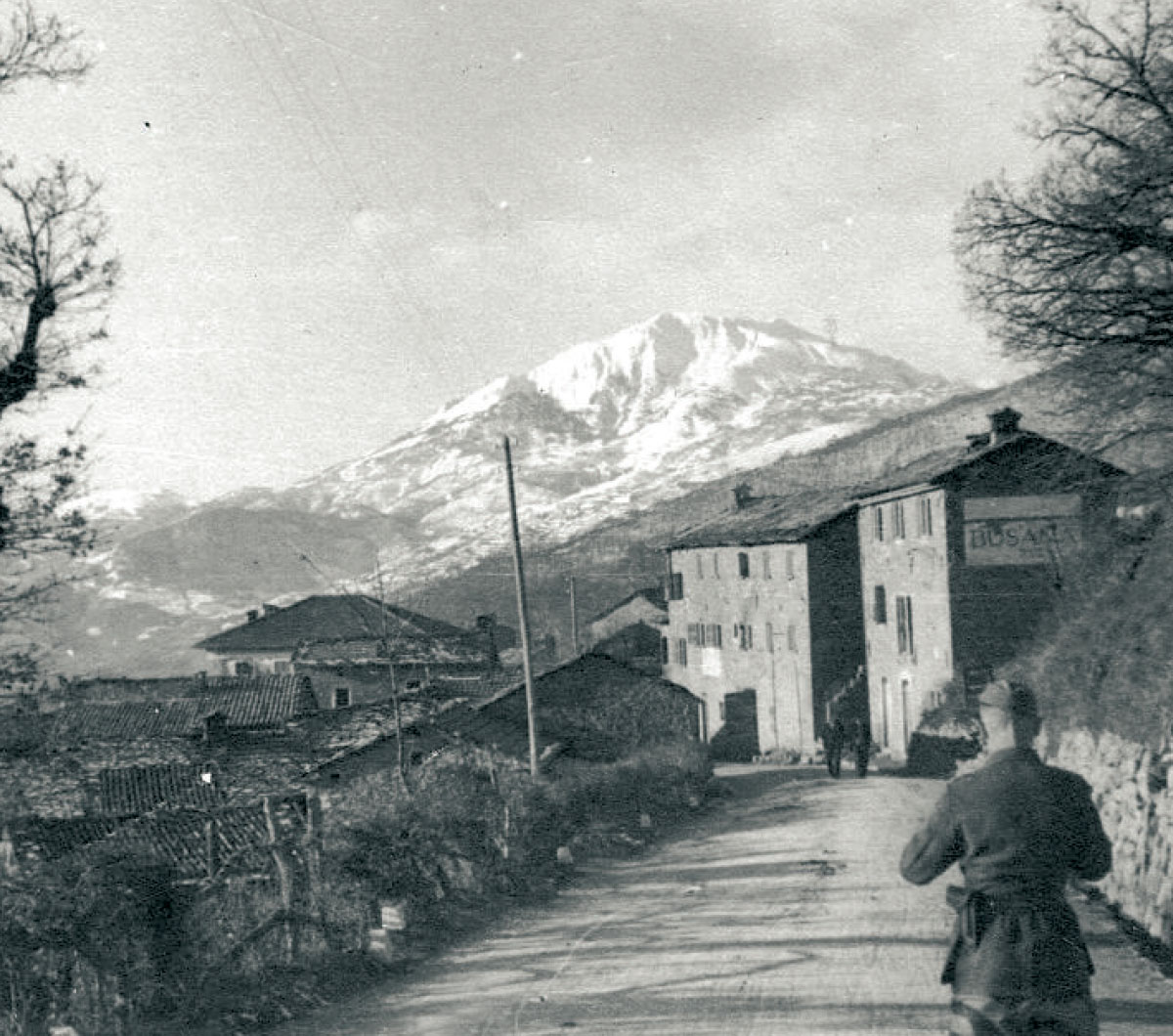 Deutscher Soldat auf der alten Staatsstraße SS63 am Ortseingang von Busana. Im Hintergrund ist der Monte Casarola, Frühjahr 1945