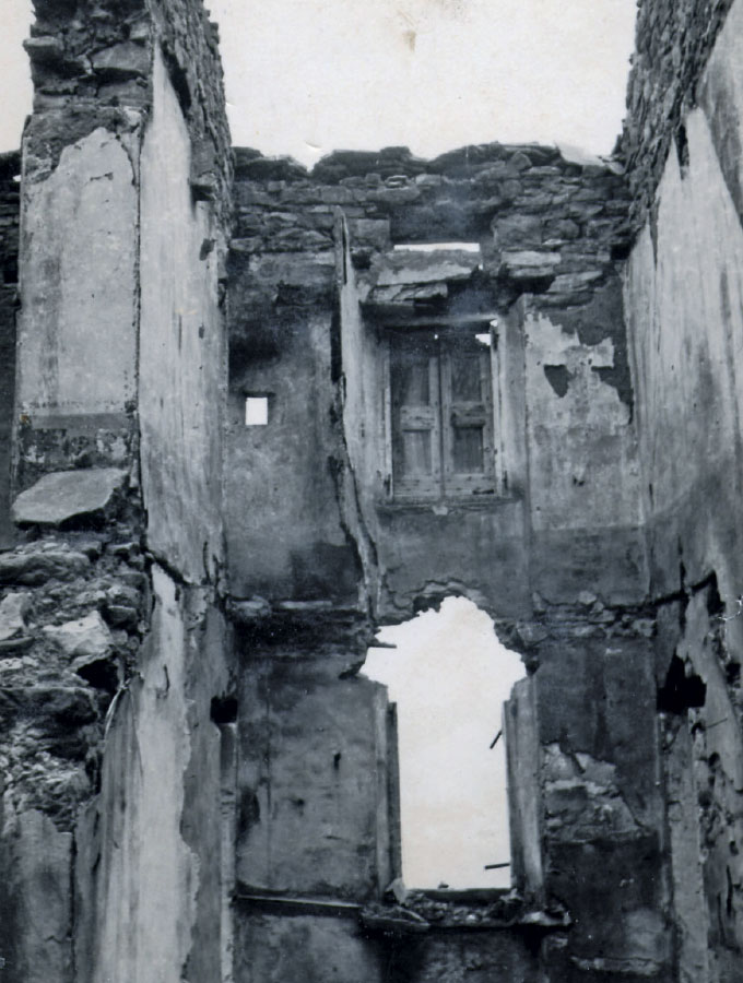 Particolare di una casa distrutta dai bombardamenti nazifascisti, Carniana di Villa Minozzo