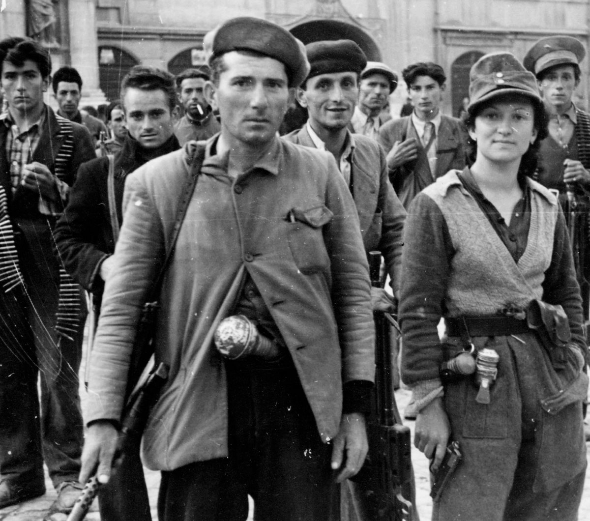Partigiani schierati pronti per l’ispezione, Piazza Prampolini, Reggio Emilia, 25 aprile 1945