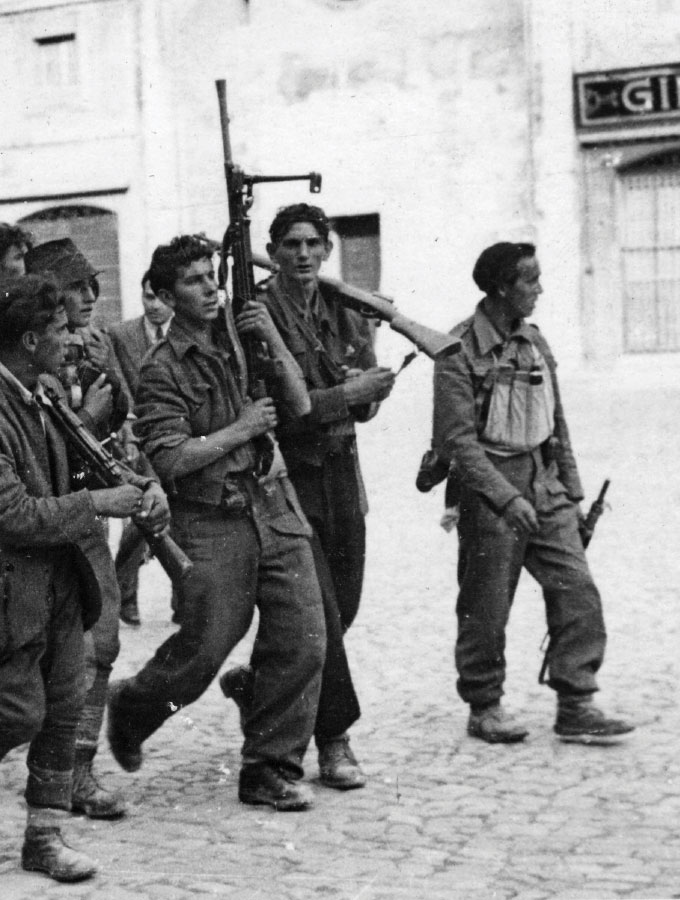 Partisanen in der Piazza Prampolini, Reggio Emilia, 24. April 1945