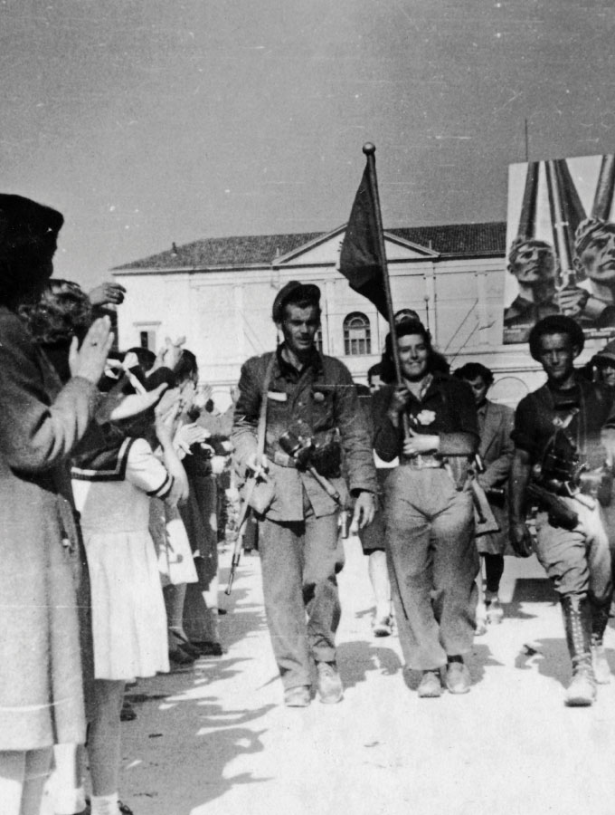Parade der Partisaneneinheiten (von links: Ermete Parmiani „Folgore”, Prudenza Re „Nadia”, Orfeo Menozzi „Stipan”, Marino Montanari), Reggio Emilia, 25. April 1945
